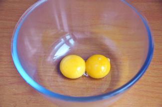 打蛋盆中放入两个蛋黄。