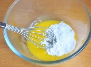 加入糖粉，搅拌均匀。