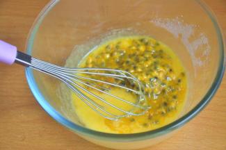 倒入百香果果泥。