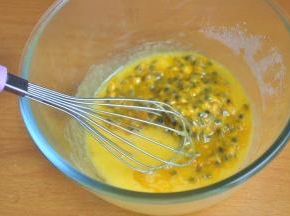 倒入百香果果泥。