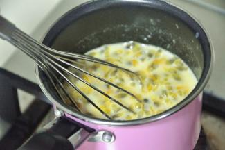 倒入百香果蛋黄糊中，一边倒一边搅拌。