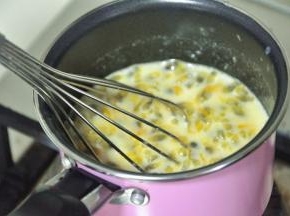 倒入百香果蛋黄糊中，一边倒一边搅拌。