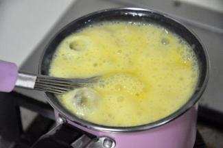 煮沸成为百香果酱，关火。