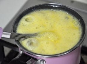 煮沸成为百香果酱，关火。