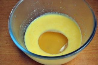 冷却后倒入冷藏的吉利丁搅拌均匀。