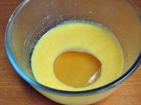 冷却后倒入冷藏的吉利丁搅拌均匀。