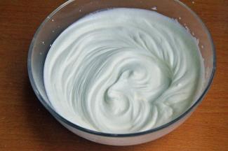 淡奶油中加入糖粉，中速打发，奶油打发到6.7成状态，奶油有淡淡的纹路。