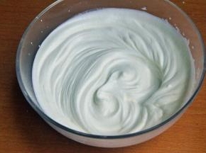 淡奶油中加入糖粉，中速打发，奶油打发到6.7成状态，奶油有淡淡的纹路。