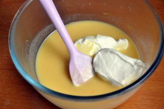 取一半奶油倒入冷却的百香果酱中，混合均匀。