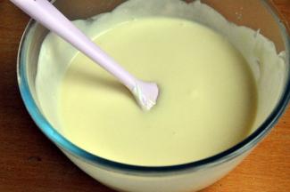 倒入剩下的奶油，翻拌均匀，细腻无结块。