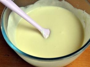 倒入剩下的奶油，翻拌均匀，细腻无结块。