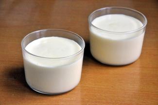 将慕斯液倒入玻璃杯中，放入冰箱冷藏3小时。