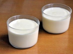 将慕斯液倒入玻璃杯中，放入冰箱冷藏3小时。