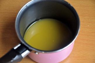 将30克水、30克百香果汁和30克糖粉一起放入小奶锅中，煮沸。