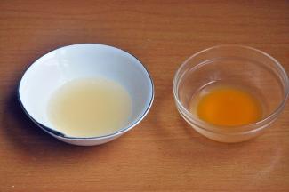 现在来制作镜面，将3克吉利丁粉混合30克水，搅拌均匀后放入冰箱冷藏备用，同时准备30克百香果汁。