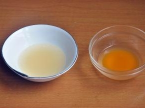 现在来制作镜面，将3克吉利丁粉混合30克水，搅拌均匀后放入冰箱冷藏备用，同时准备30克百香果汁。