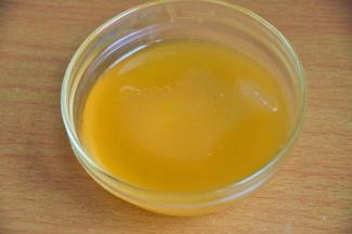 冷却后倒入吉利丁搅匀。