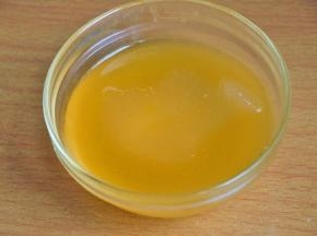 冷却后倒入吉利丁搅匀。