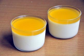 待冷却到微温后，倒在冷藏3个小时的慕斯上，继续放入冰箱冷藏2小时。