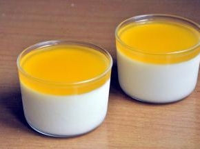 待冷却到微温后，倒在冷藏3个小时的慕斯上，继续放入冰箱冷藏2小时。