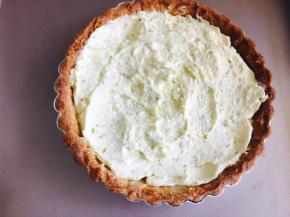 派底烤完，冷却！要彻底冷却后，将柠檬奶油馅料填于中间，抹平，不用特别规整，因为还要装饰，抹完放入冰箱冷藏