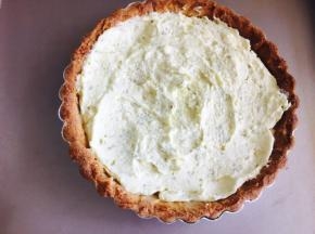 派底烤完，冷却！要彻底冷却后，将柠檬奶油馅料填于中间，抹平，不用特别规整，因为还要装饰，抹完放入冰箱冷藏