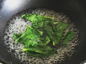 菠菜叶清洗干净放入沸水中焯两分钟