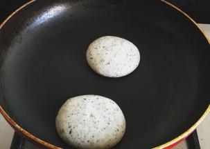 平底锅加热无需放油，舀入一勺松饼糊，待松饼表面出现很多气泡就可以翻面了