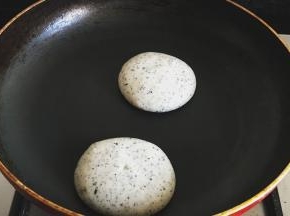 平底锅加热无需放油，舀入一勺松饼糊，待松饼表面出现很多气泡就可以翻面了