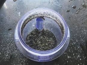 将黑芝麻放入料理机内打成粉