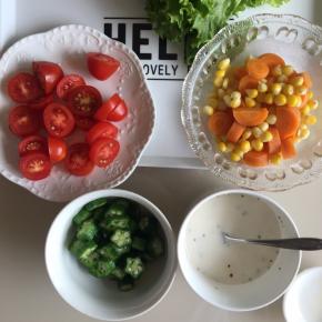 玉米和胡萝卜都汆水一遍，圣女果切小，汆水好疯秋葵切片，酸奶内加入苹果醋和黑胡椒碎，搅拌均匀