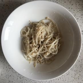 沥干水放到碗里