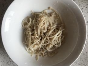 沥干水放到碗里