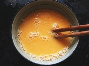 然后用胡萝卜汁和鸡蛋1：1的比例调成蛋液