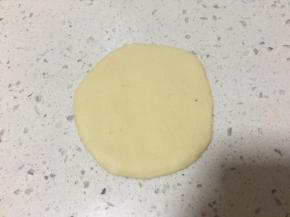 稍微擀成圆形，拍掉多余的气泡