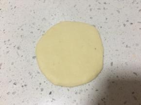 稍微擀成圆形，拍掉多余的气泡