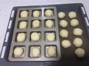 收口朝下放入烤盘中