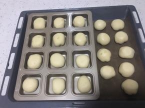 收口朝下放入烤盘中