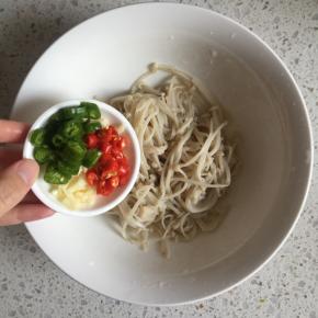 倒入切碎的蒜末、切段的小米辣和青椒