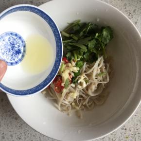 放入切段的芫荽，倒入青柠檬汁