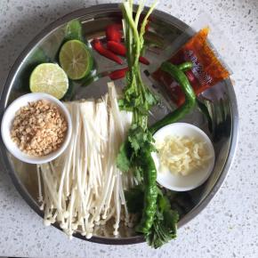 准备好食材，大蒜切碎末，金针菇切去根部洗干净