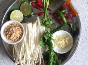 准备好食材，大蒜切碎末，金针菇切去根部洗干净