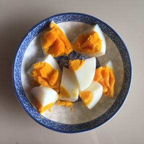 鸡蛋煮熟切小块