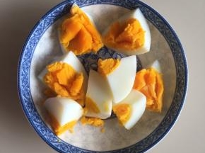 鸡蛋煮熟切小块