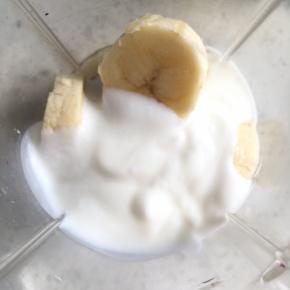 香蕉去皮，切块放入料理机内，加入酸奶，打成奶昔