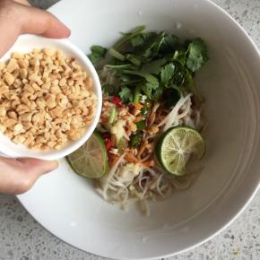 倒入辣椒油和熟花生碎