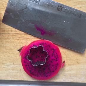 火龙果切片，用花型模具按压出花朵