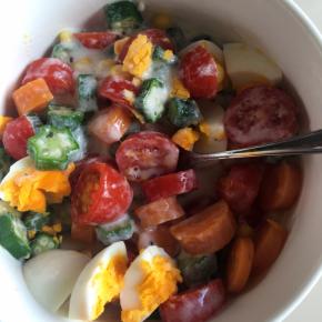 加入鸡蛋，拌匀，沙拉就做好了