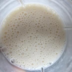 倒入杯子内，奶昔做好啦～