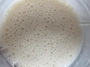 倒入杯子内，奶昔做好啦～